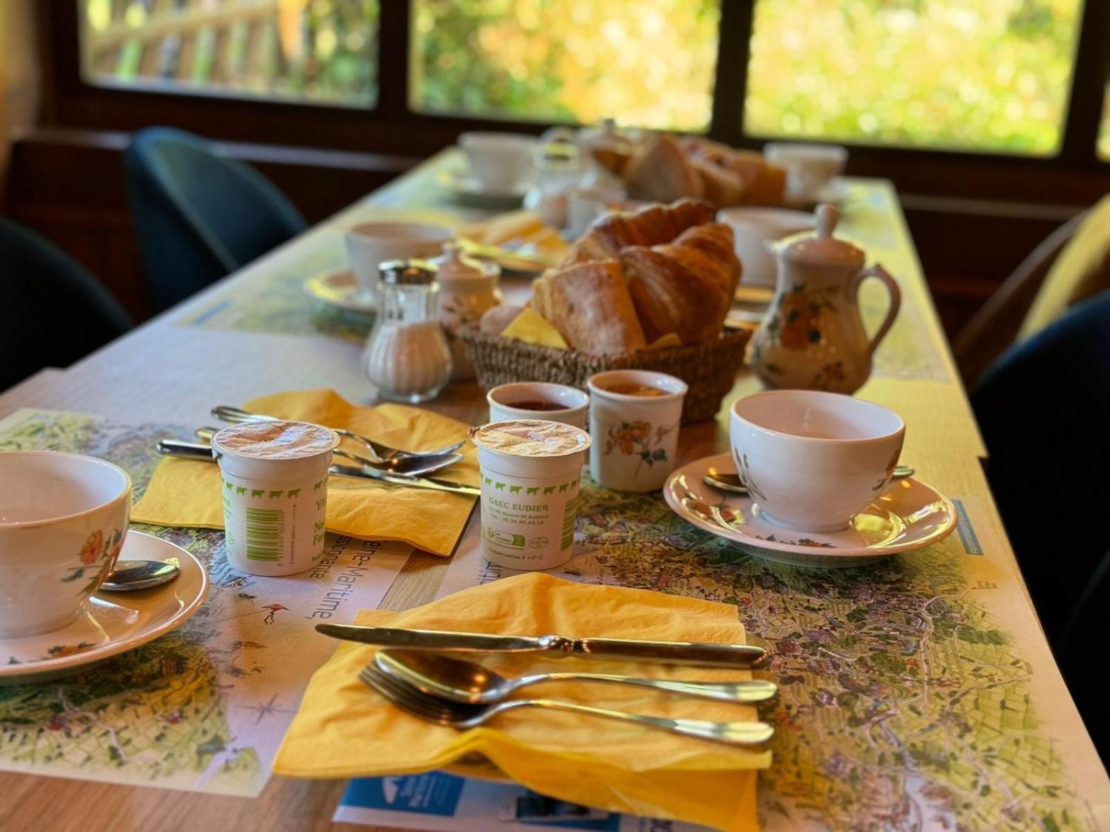 Auberge Du Val Au Cesne Saint-Clair-sur-les-Monts Esterno foto